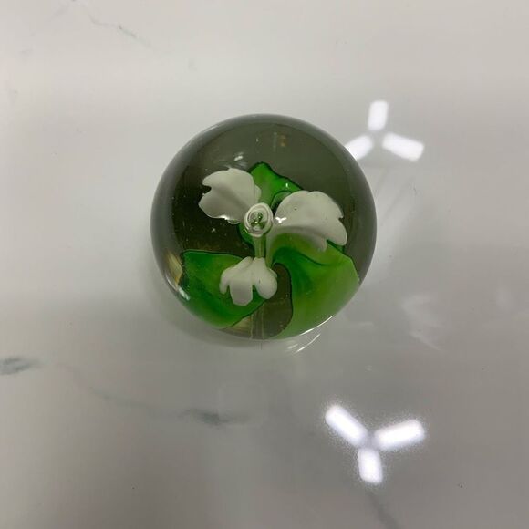 VINTAGE Hand Blown Glass Globe Paperweight with flower inside - Picture 2 of 3